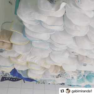 Pilha de fraldas para bebês penduradas.