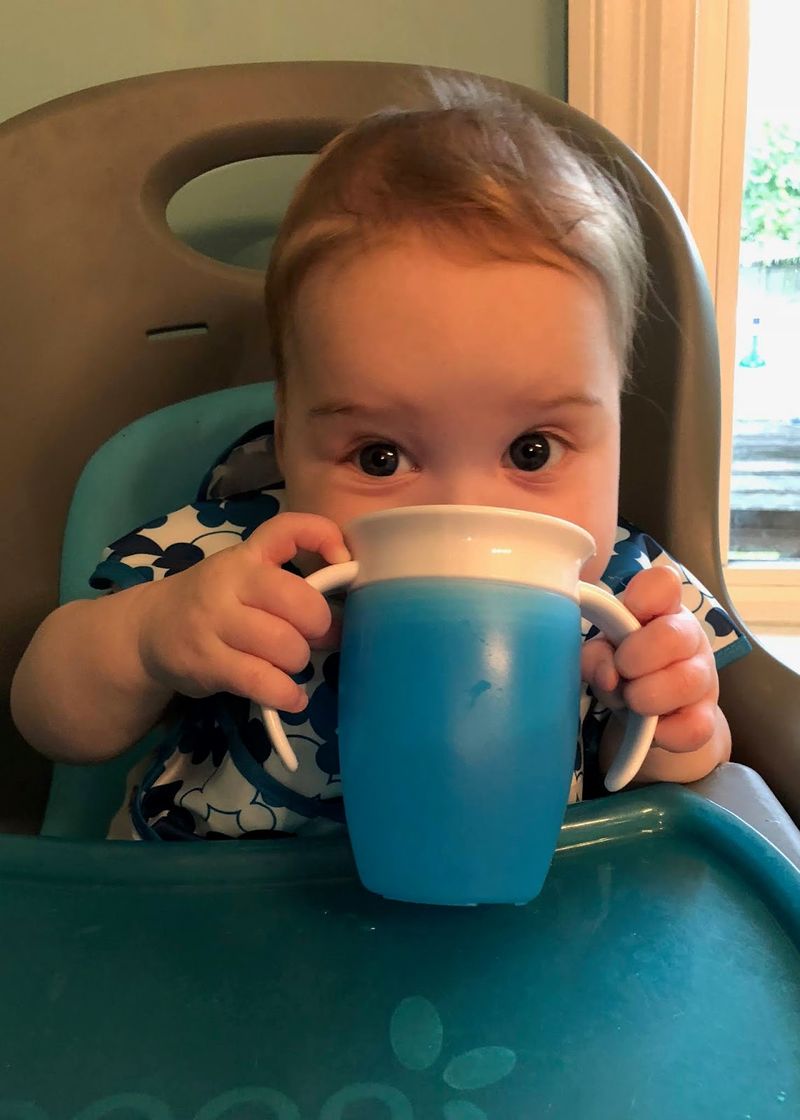 Imagem de um bebê tomando água