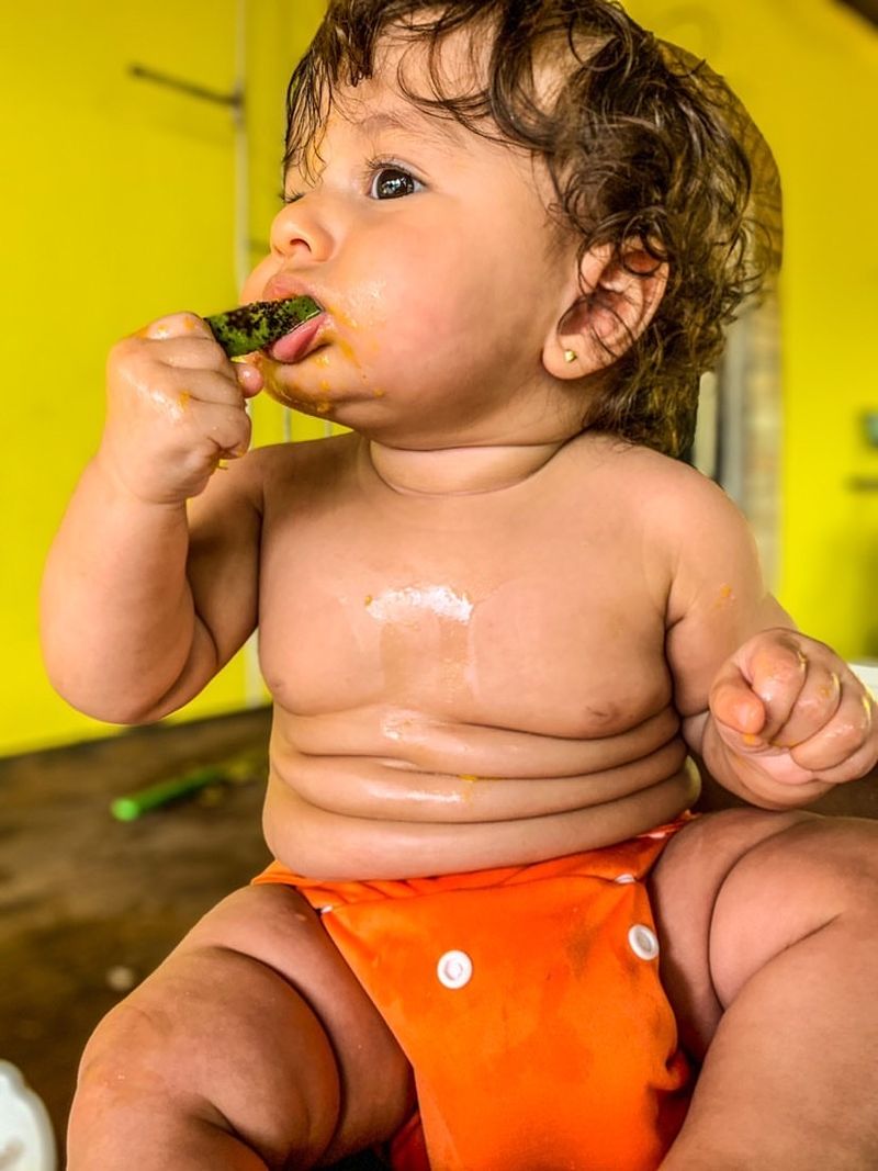 Incentivar a sucção não-nutritiva Imagem de bebê comendo fruta