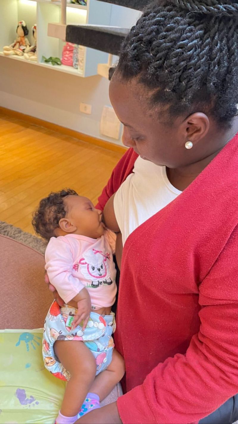 Imagem de mãe amamentando filho