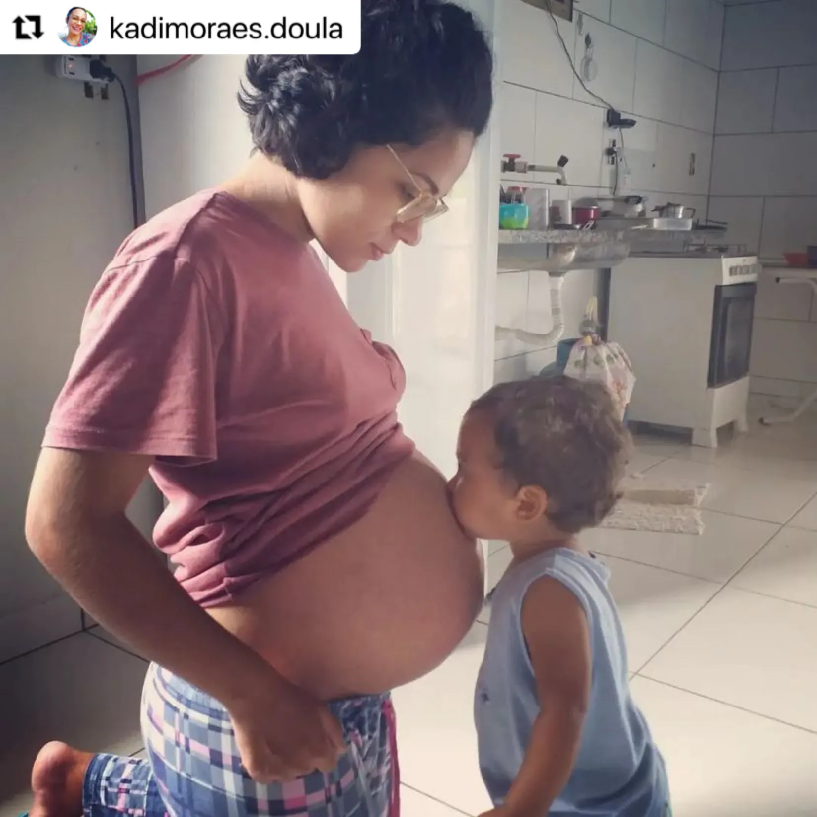 Como é ser mãe pela segunda vez? bebê beijando a barriga da mãe grávida