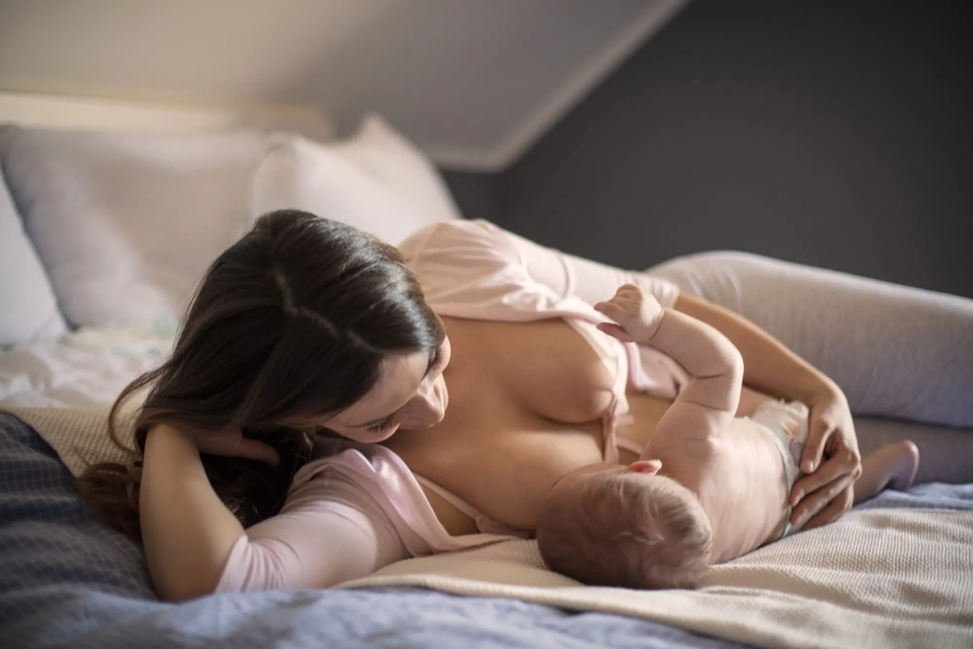 Quais os benefícios da amamentação? mãe deitada amamentando