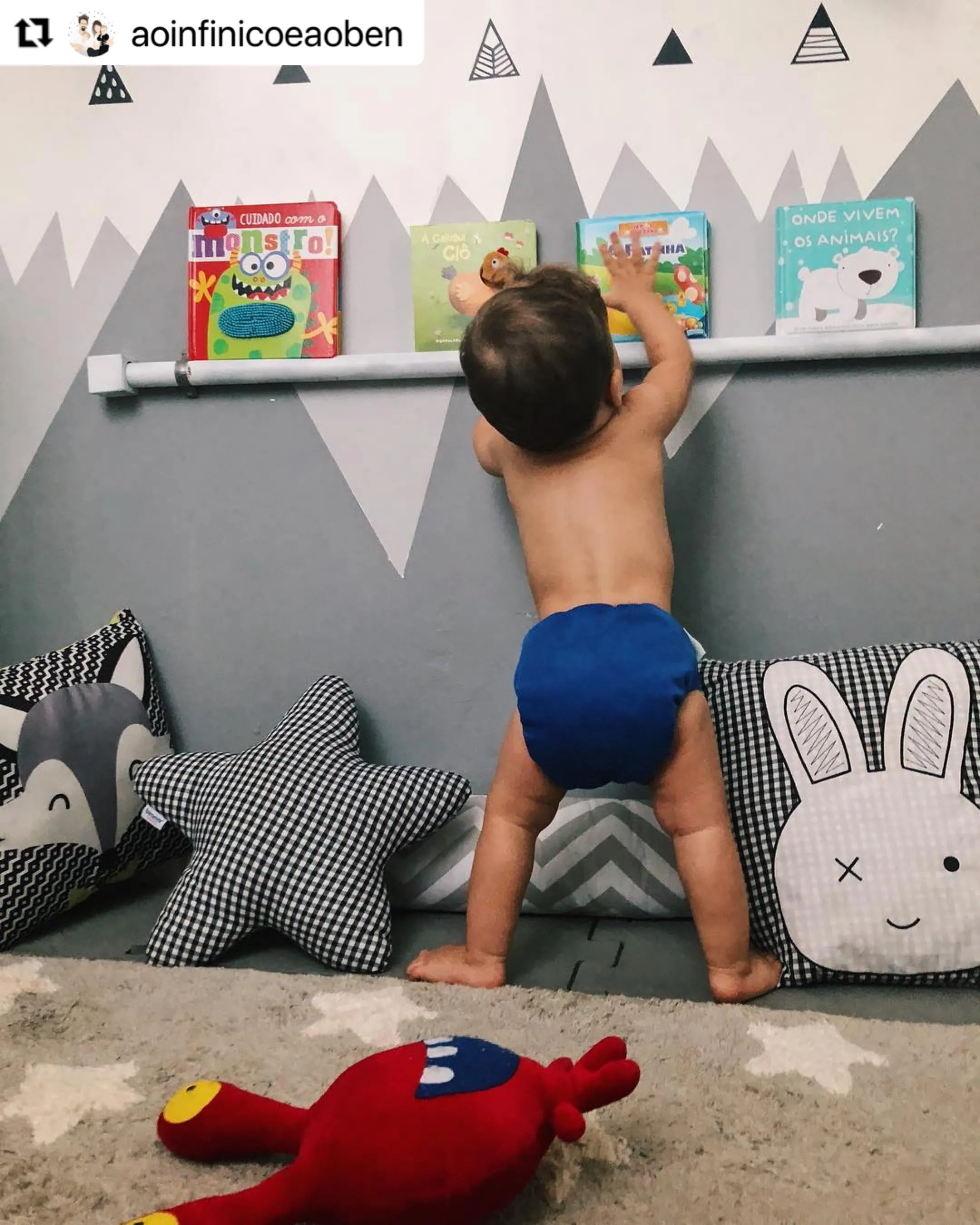 criança em pé alcançando um livro