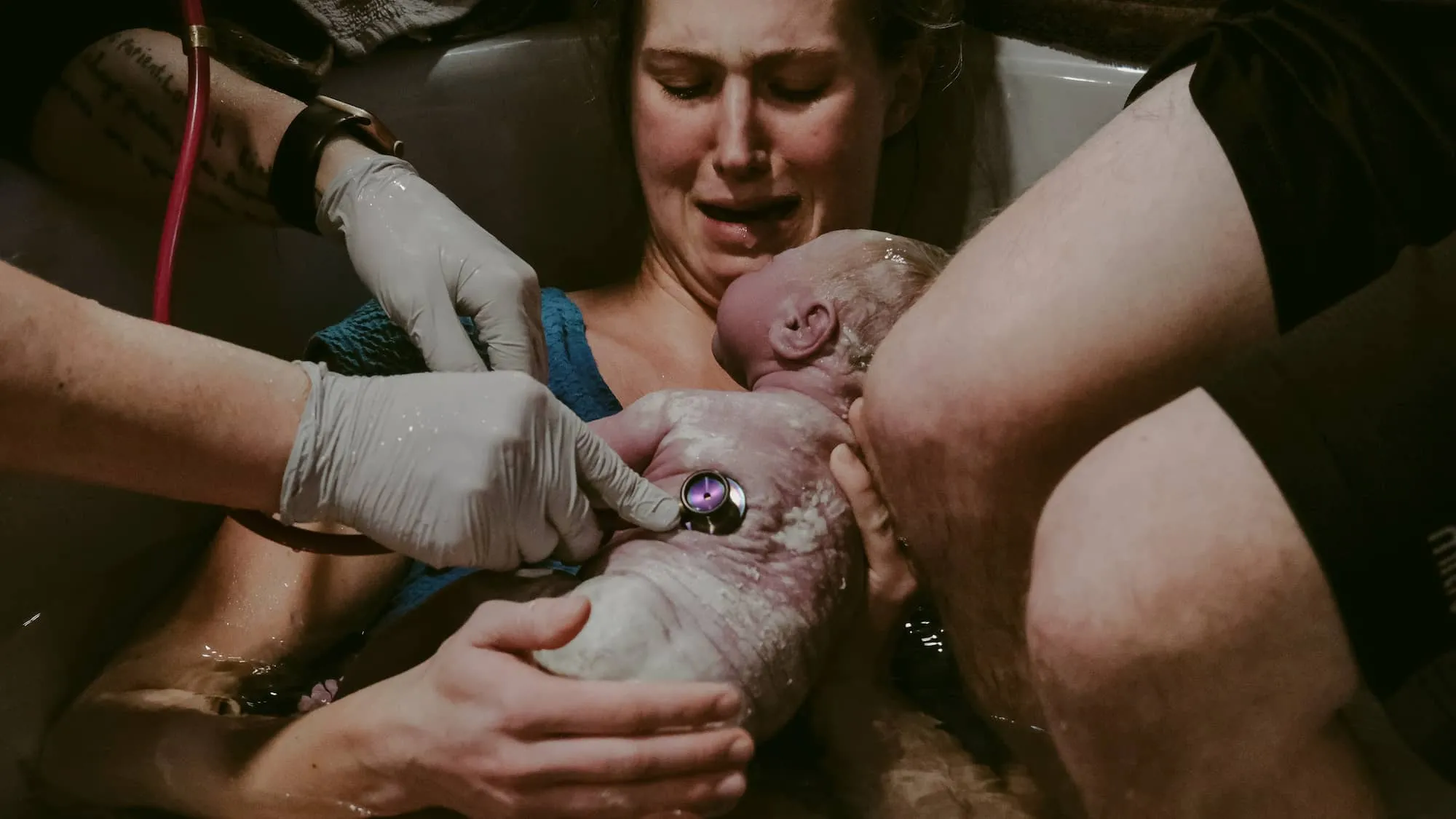 mulher com o filho nos braços em um parto humanizado