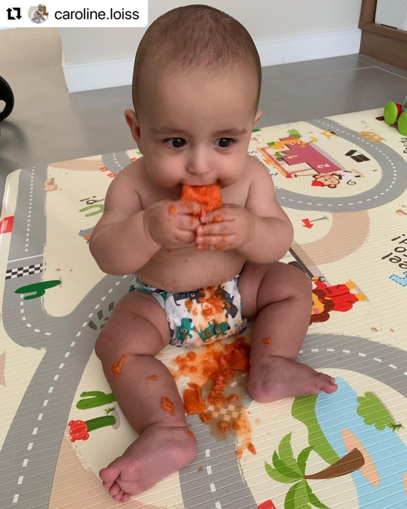 Bebe comendo um mamão