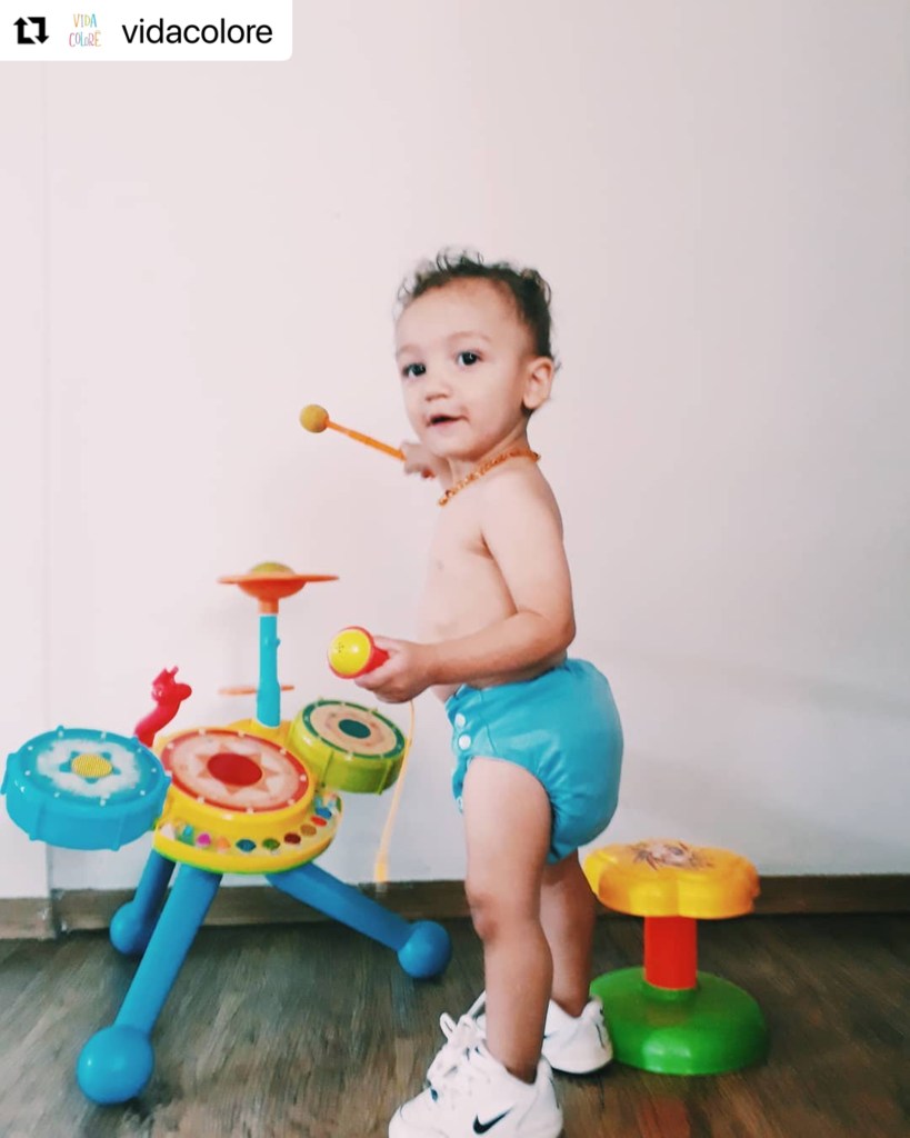 Criança tocando bateria