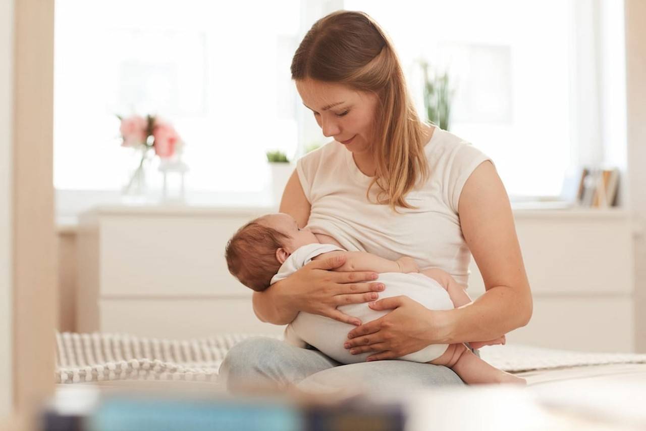 Mãe alimentando bebe
