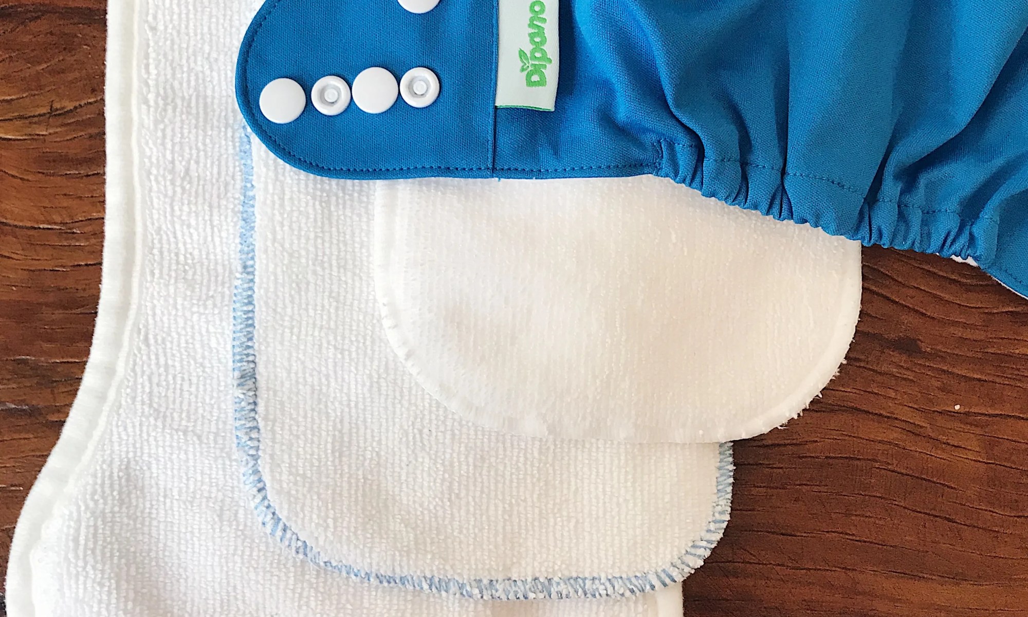 Conjunto de absorventes noturnos na cor azul e branco.