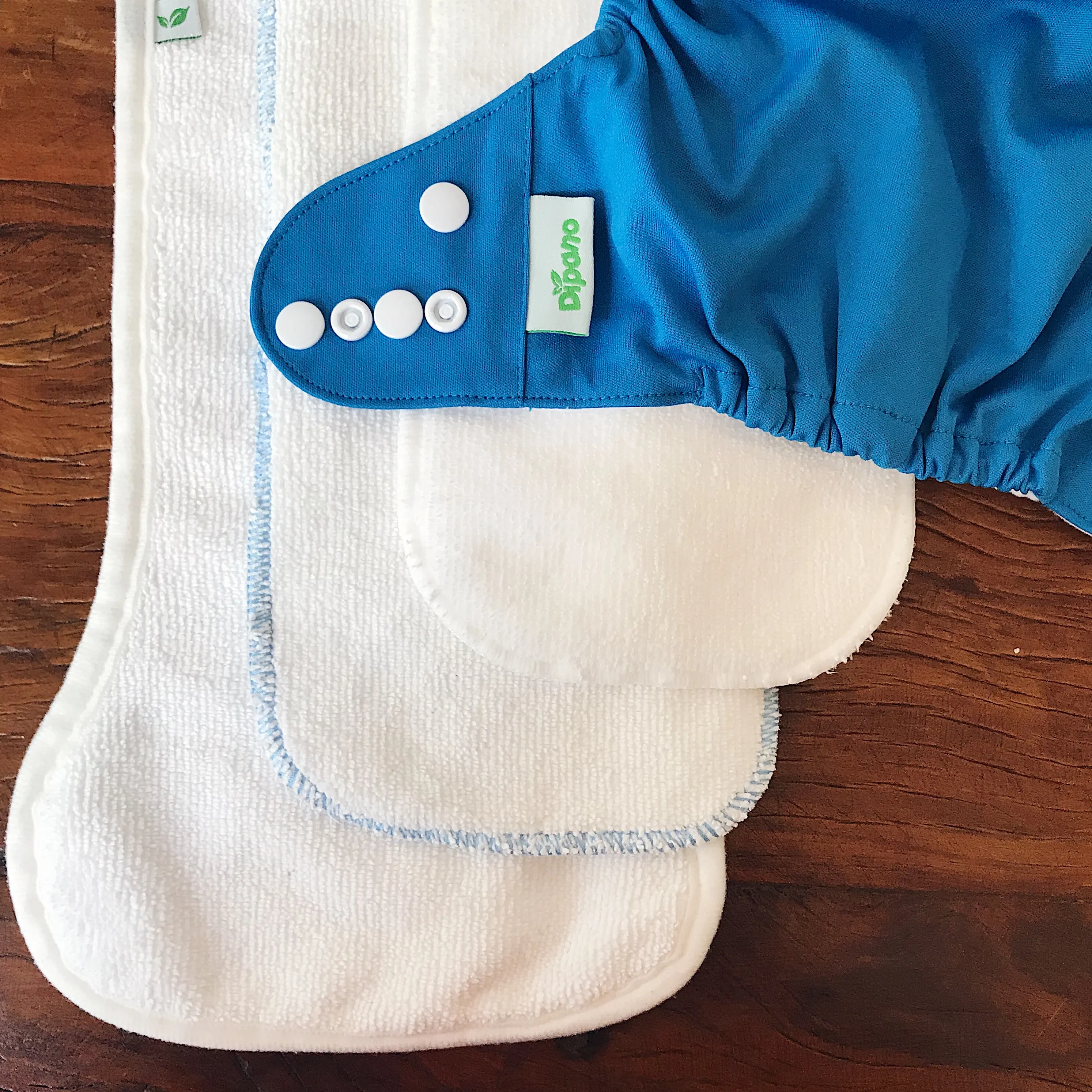 Conjunto de absorventes noturnos na cor azul e branco.