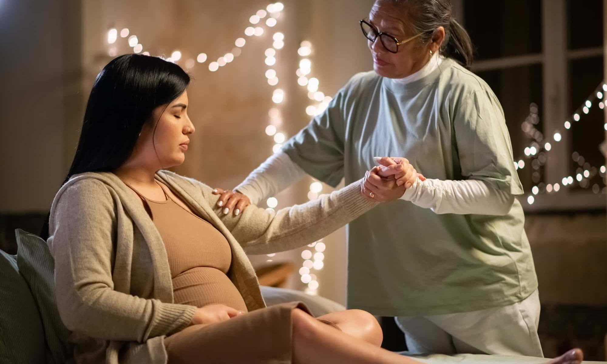 Duas mulheres de mãos dadas, simbolizando apoio e conexão entre elas.